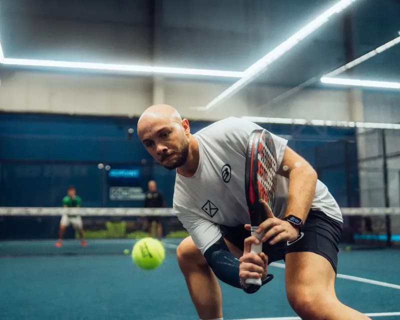 Primer plano de una bandeja durante un entrenamiento de la Padel Week