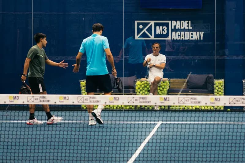Jugadores de la Padel Week cambiando de lado entre puntos