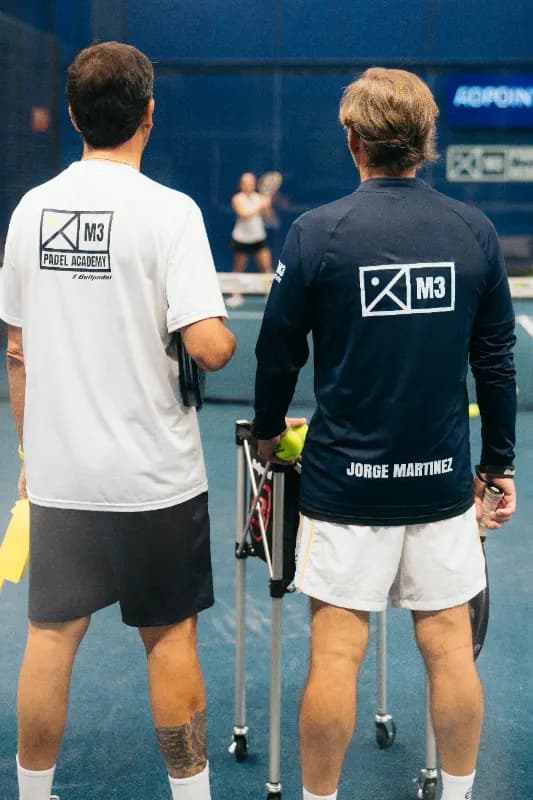 Coaches de M3 en la pista durante una sesión de la Padel Week