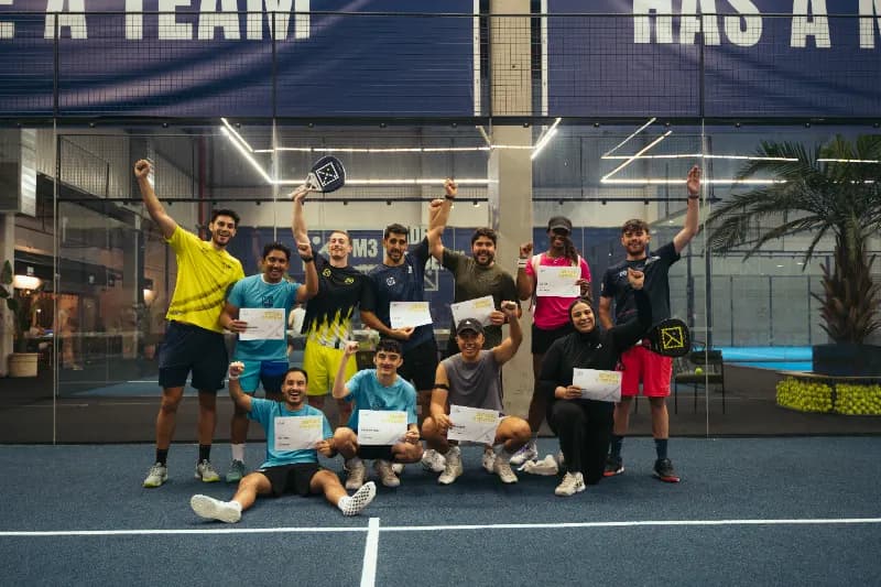 Grupo de la Padel Week con sus diplomas junto a los coaches de M3