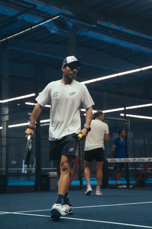 Jugador de la Padel Week preparando el golpe con la pelota en el aire