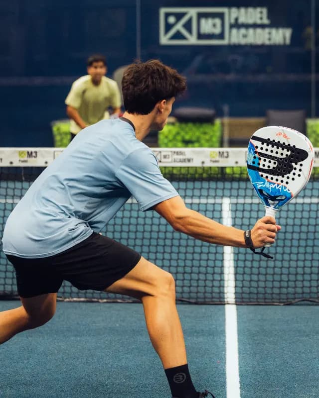 Jugador de la Padel Week ejecutando un revés en la pista