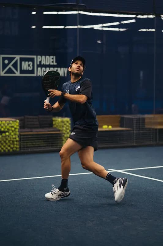 Jugador de la Padel Week golpeando una volea en una pista de M3 Punta Cana