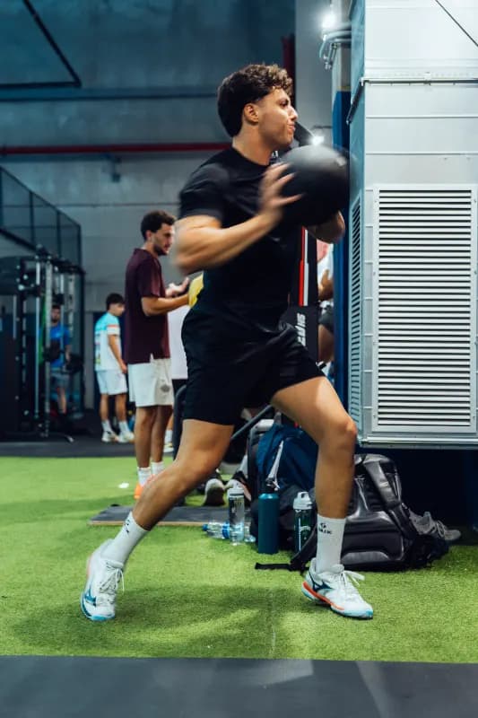 Sesión de preparación física PadelFit con balón durante la Padel Week