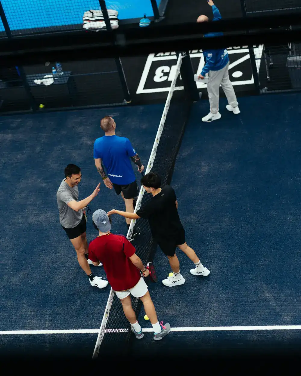 Coach de M3 hablando con los jugadores en la red durante el Padel Weekend