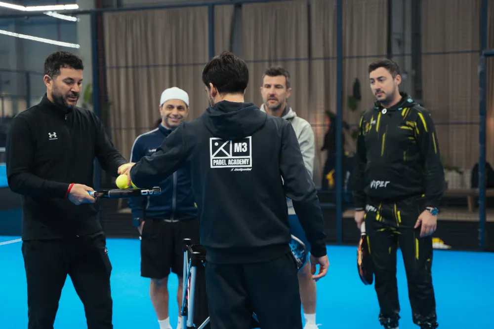 Coach de M3 dirigiendo un ejercicio del Padel Weekend