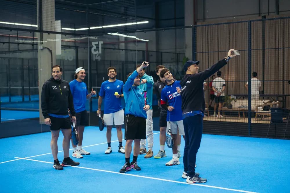 Grupo del Padel Weekend haciéndose una foto en la pista