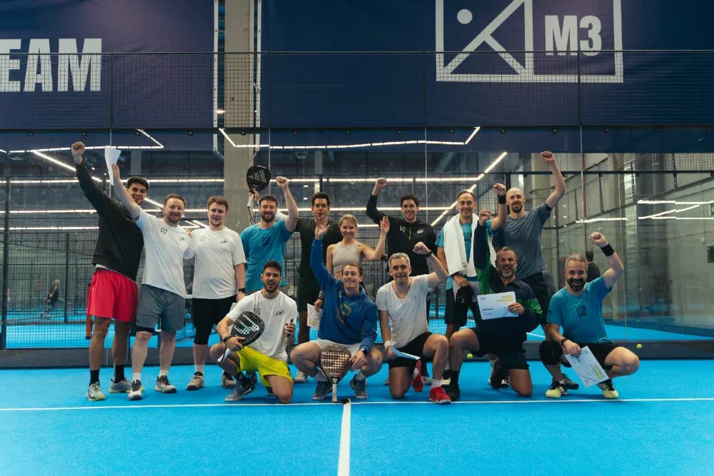 Grupo de jugadores del Padel Weekend con sus coaches