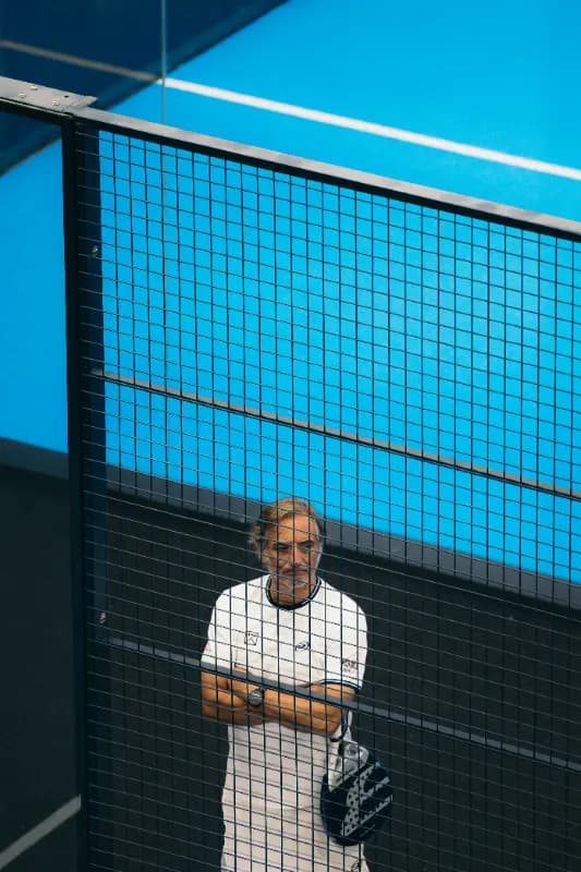 Coach de M3 observando el golpe de su jugador en la Private Week