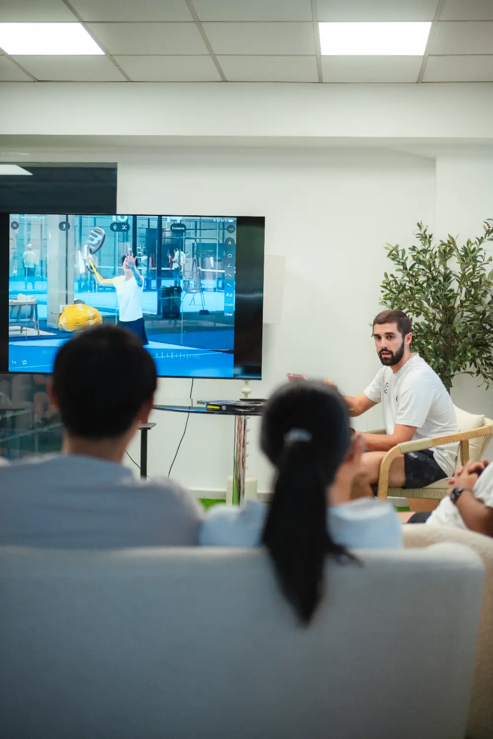 Sesión de videoanálisis de una pareja durante la Team Week