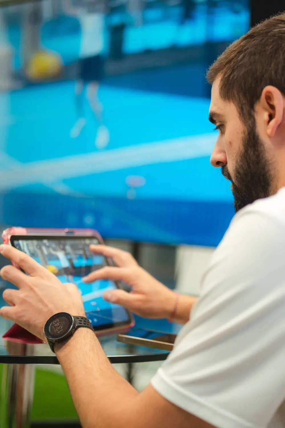Coach de M3 repasando el vídeo de un jugador en una tablet