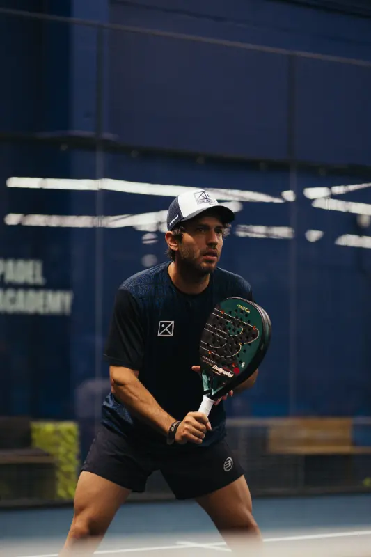 Jugador con gorra en posición de espera durante la Private Week